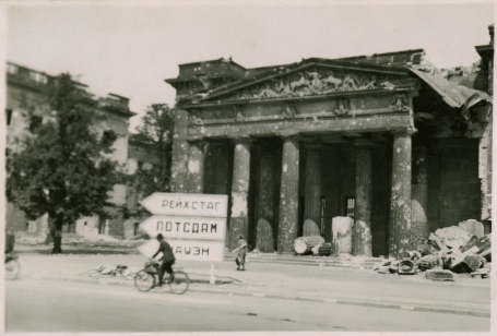 An eloquent photo taken after the war: the memorial to German victims of the First World War in Berlin, damaged by Allied bombing. July 1945.